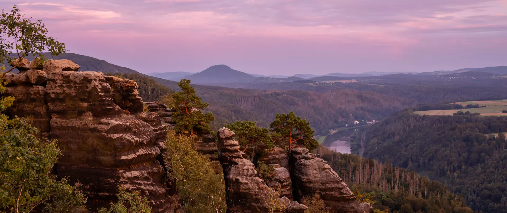 Das Elbsandsteingebirge in abendlichem Licht