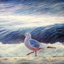 Ein Acrylbild mit einer Möwe, die vor einer Welle an der Küste läuft