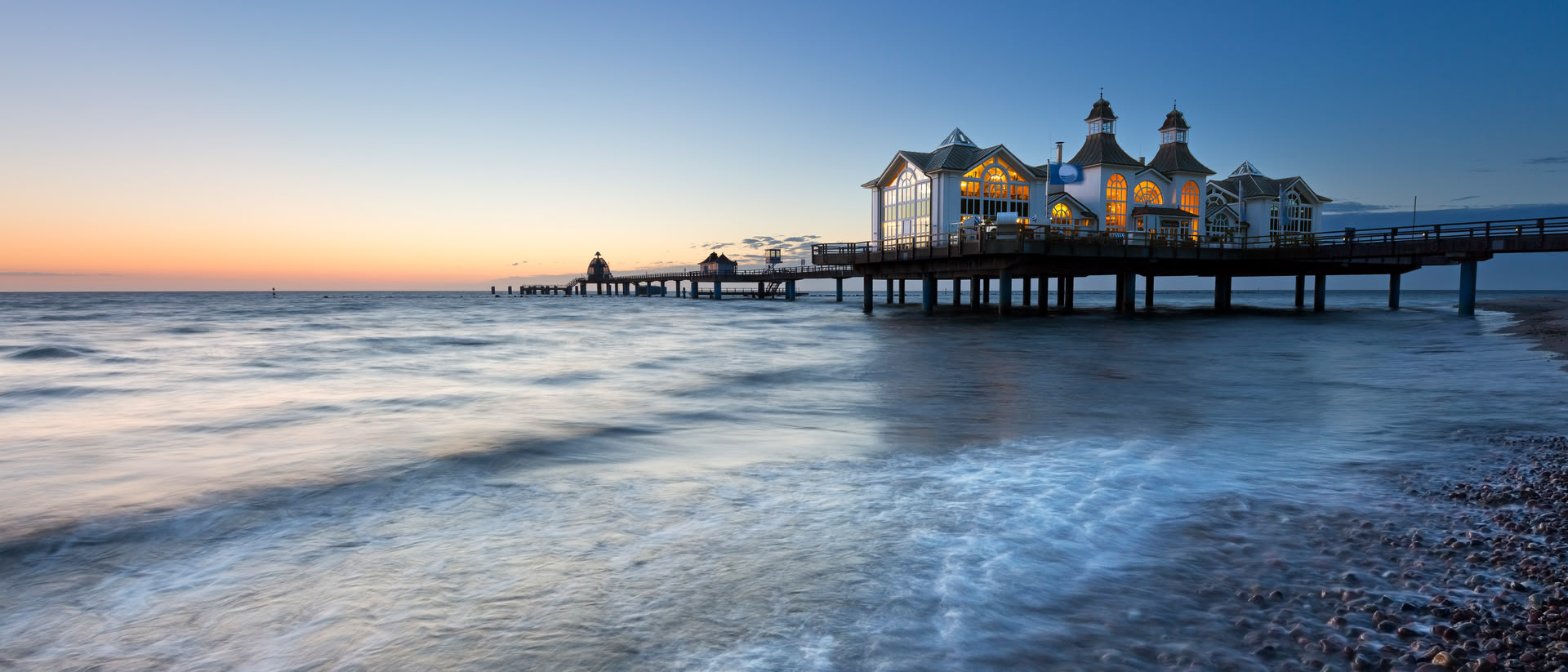 Ausblick auf die Seebrücke in Sellin auf Rügen und die Ostsee am Abend