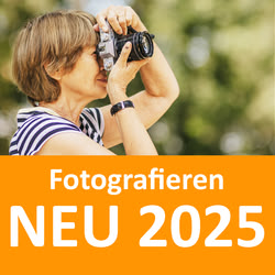 Überschrift auf einer orangen Fläche, darüber Foto einer Frau, die mit einer Kamera fotografiert