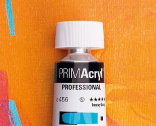 Eine Farbtube auf einem orangenen Hintergrund.