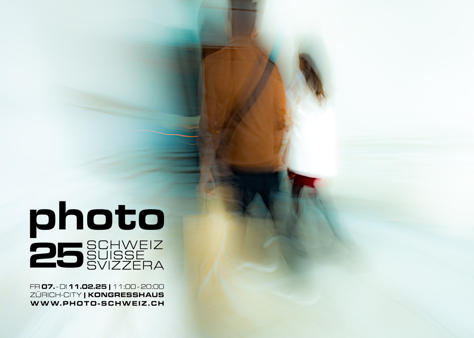 Abstraktes Foto von 2 Personen, die nebeneinander laufen