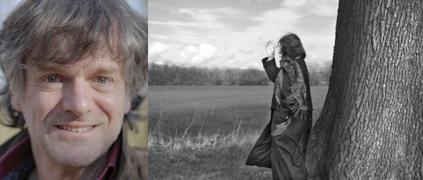 Portraitbild eines Dozenten neben einem seiner Werke, eine poetische Landschaftsfotografie