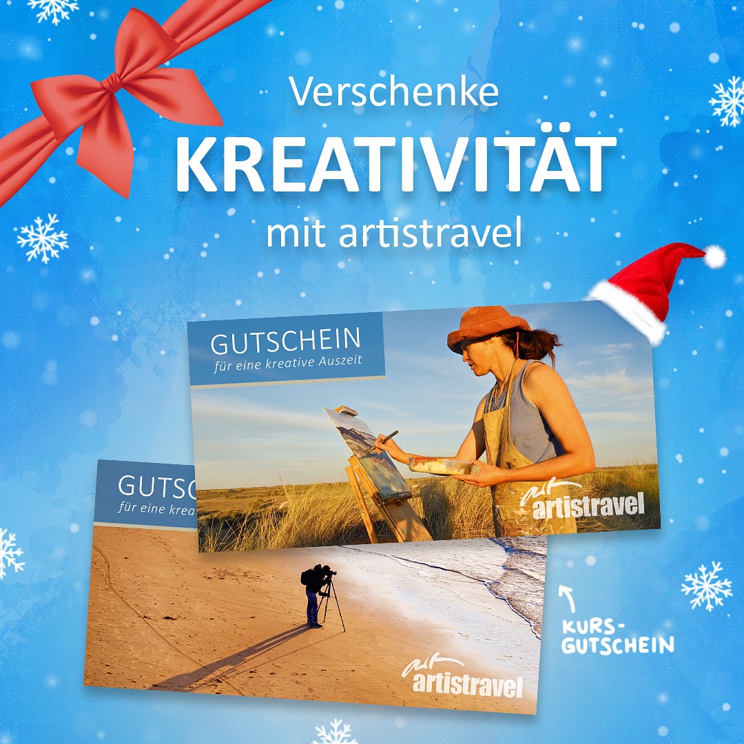 artitravel Gutscheine abgebildet vor einem weihnachtlichen Hintergrund